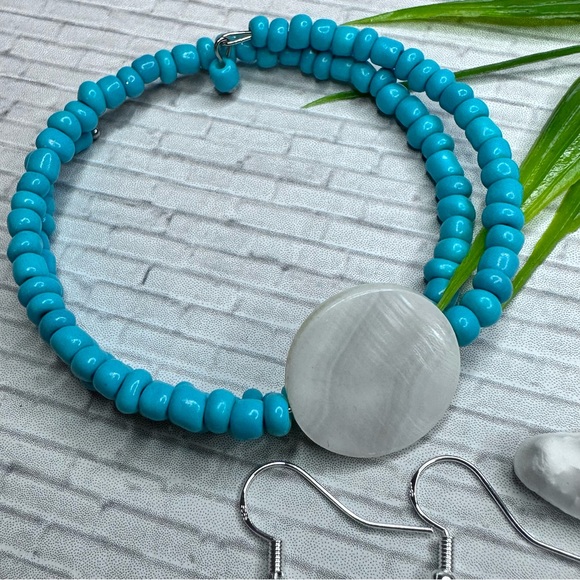 Turquoise Mother of Pearl Earrings & Bracelet - Picture 8 of 9